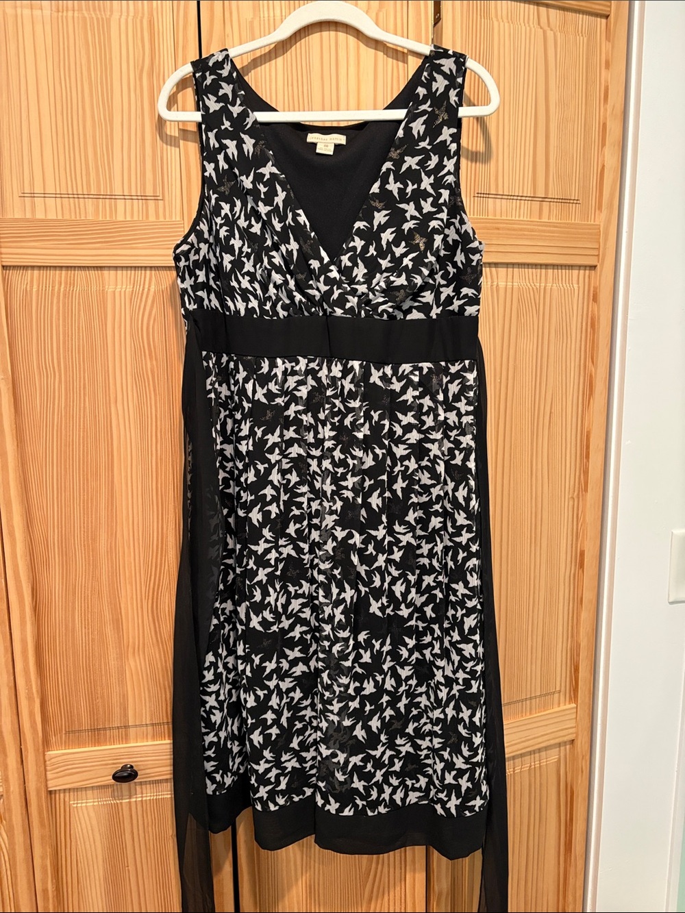 Sleeveless Black & White Bird-Print V-Neck Dress
